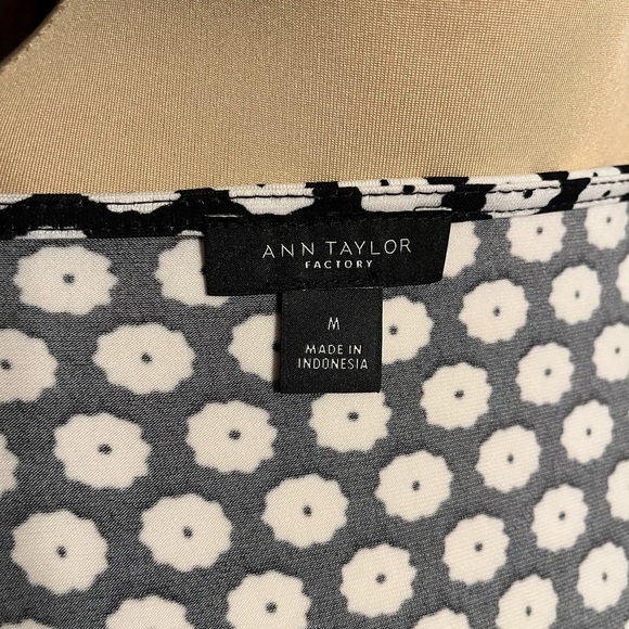 Ann Taylor Black & White Soft Drapy Faux Wrap Dress, size M - Picture 4 of 6